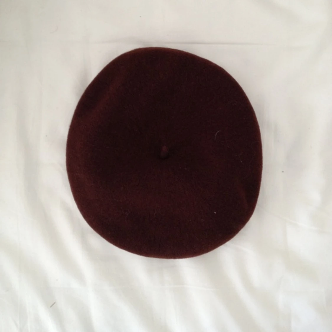 Mörkbrun basker i fint filtmaterial. Passar litet huvud!