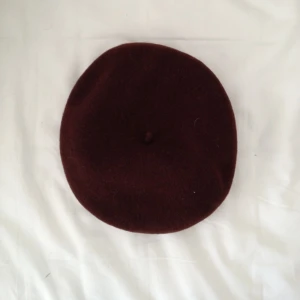 Mörkbrun basker i fint filtmaterial. Passar litet huvud! - Mörkbrun basker i fint filtmaterial. Passar litet huvud!