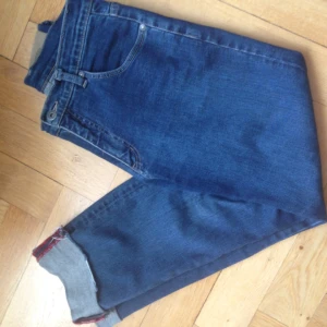  - Stretchiga blåejeans. Hög midja. Raka i benen. Skönaste byxorna ever.  Kan mötas upp i Stockholm eller skicka. Köparen står för frakten. 