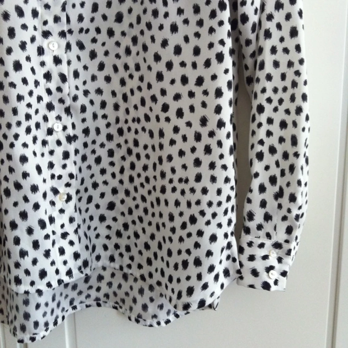 Vit skjorta med svarta prickar/ fläckar - 1380025801