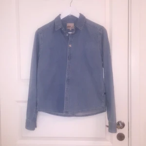  - Sitter som en small, jeansskjorta från 