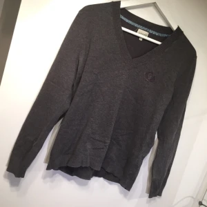  - Mörkgrå tröja. Använd men snygg ändå. Swishbetalning, frakt tillkommer 