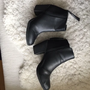  - Klackar från hm divided, använda en gånger. Så dom är i mycket bra skick! 