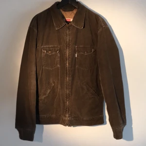  - Fin klassisk Levis jacka.
Fråga gärna om ni undrar över något