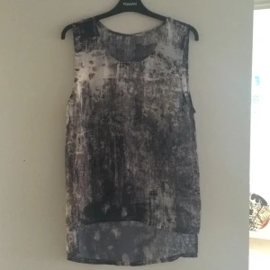  - Blus i såsnyggt tyg, använd en gång! Köparen står för frakt eller upphämtning i Upplands-bro :) 