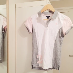  - Äkta Ralph Lauren piké, säljer för att jag tror någon annan får större användning än vad jag haft! Använd kanske 2 ggr. Frakt inkluderad i priset