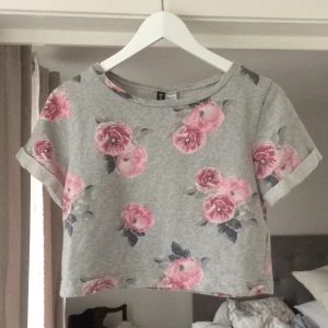  - Söt Crop Top från divided (hm). Skönt sweatshirtmaterial. Perfekt till höga shorts/brallor!