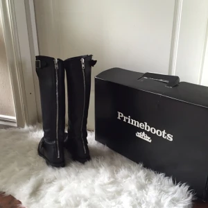  - Svarta, höga Primeboots med dragkedja och spännen i silver. Jättefint skick då de är sparsamt använda endast inomhus. 

Inköpta för 3700kr på Jackie. Pris kan diskuteras vid snabb affär. 
