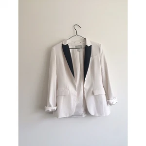  - Snygg stilren kavaj från H&M. Använd 1 gång! Frakt 56kr✨