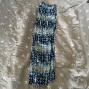  - Ett Par mönstrade byxor från H&M !
Har en dragkedja på ena sidan längst benet. 3/4 långa ungefär. 