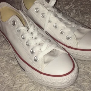  - Vita Converse stl 37.5 
Passar mig som har 38 i vanliga fall
endast prövade inomhus
Pris kan diskuteras