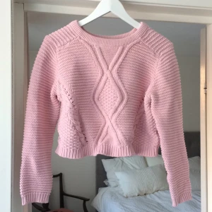  - Croppad tröja från HM. Står L men jag är S och den sitter skönt loose. 