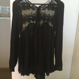  - Blus från custommade.  Nypris ca 1500  Köparen betalar eventuell frakt