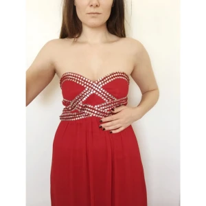  - One size fits all ungefär tack vare min vän (som är mönsterkonstruktör på j.lindeberg) som sytt på ett justerbart omfång i ryggen. Balklänningen/långklänningen är aldrig använd. Nypris: ca 1000kr. 