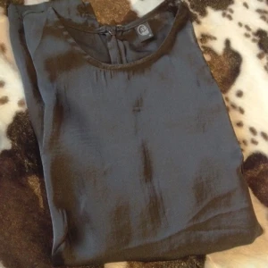  - Cheap monday blus med en arm, endast använd en gång 