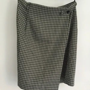  - En jätte fräsch kjol som är använd en gång. Det står storlek 42 men passar mig som använder S i kläder☺️