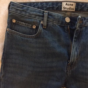  - Acne Pop jeans, storlek 34. Använda ca tre gånger och tvättade en gång så de är i superbra skick! Nypris ca 1500 kr