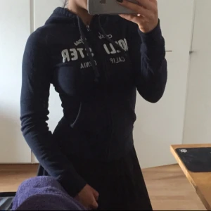  - Verkligen världens skönaste material, jättesnygg på också! Från Hollister, kan mötas upp i Stockholm! :)