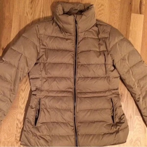  - Zara dunjacka med avtag bar fuskpäls krage som är avtagen på bilden. Använd men knappast, inga defekter. Går att spänna i midjan. Nypris ca 1300kr