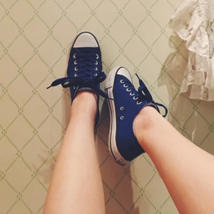  - Snygga blåa låga " Converse". Är inte riktiga converse. En okänd märke. Har använt 2 gånger. Köpare står för frakt.  