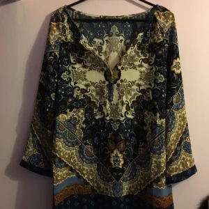  - Mönstrad klänning. Oanvänd. 