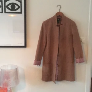  - Fin vårrock från hm i nude. Oanvänd.

Köparen betalar eventuell frakt