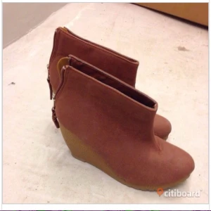  - Skorna är i fint skick använda ett få antal gånger.