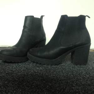 Black high heel shoe. Fake leather. Size: 39
Only wore it a couple times