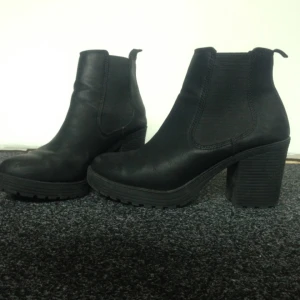  - Black high heel shoe. Fake leather. Size: 39
Only wore it a couple times
