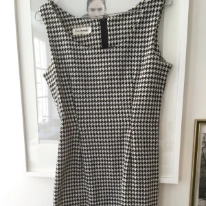  - 60-tals klänning. Fodral. Storlek 36. Bra skick från secondhand. 
