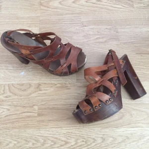  - Jättefina klackar köpta på Rizzo, väl använda vilket syns på bild. 