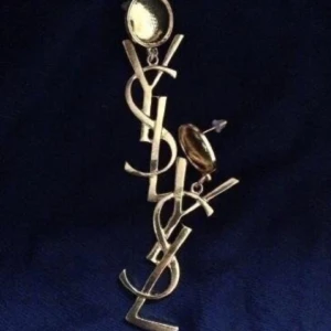  - Örhängen ysl. Mått cirka 6x2cm. Oanvänd.