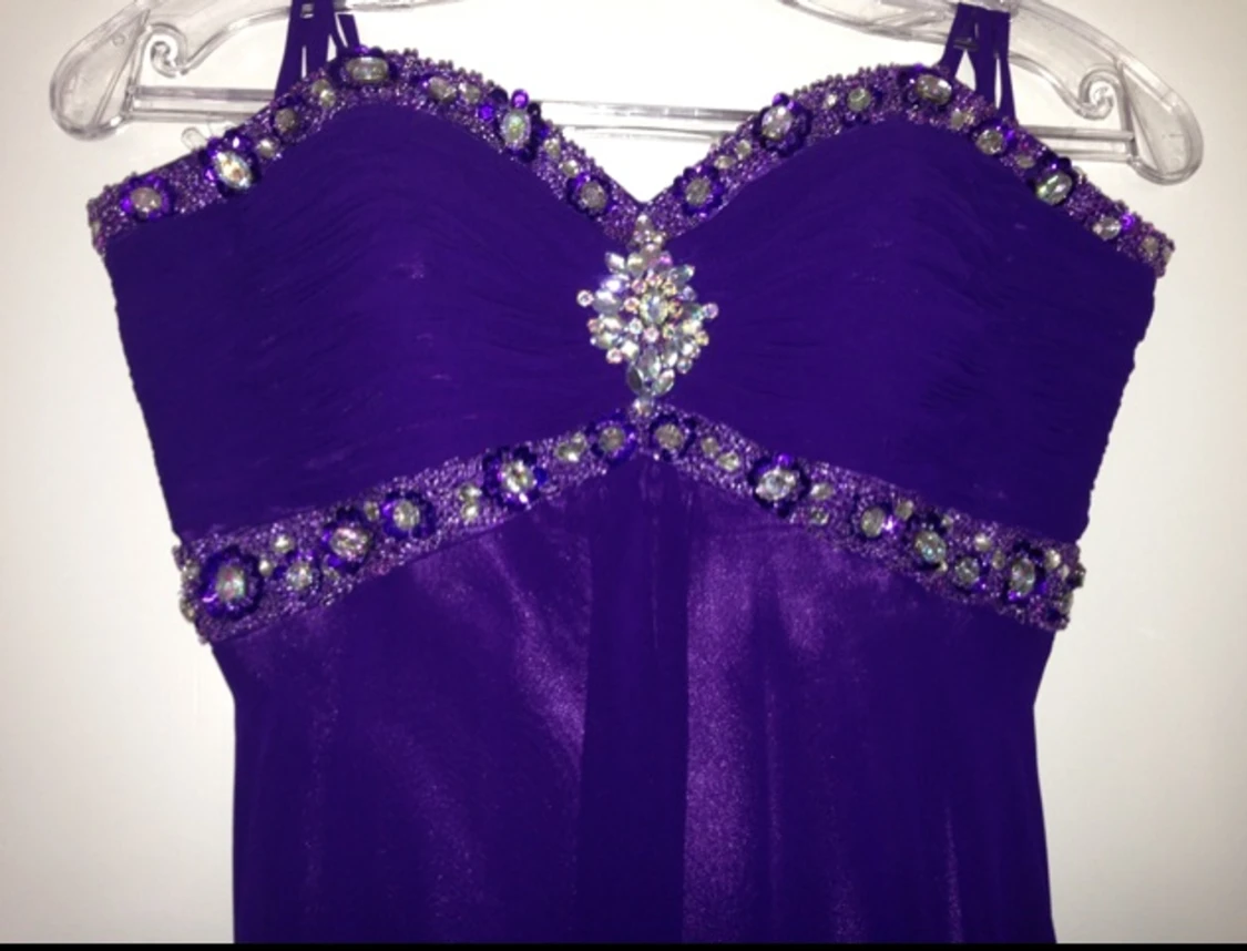 Lila lång klänning använd endast en gång , köpt för 3000 kr säljes gör 1300 kr  - 1380481152