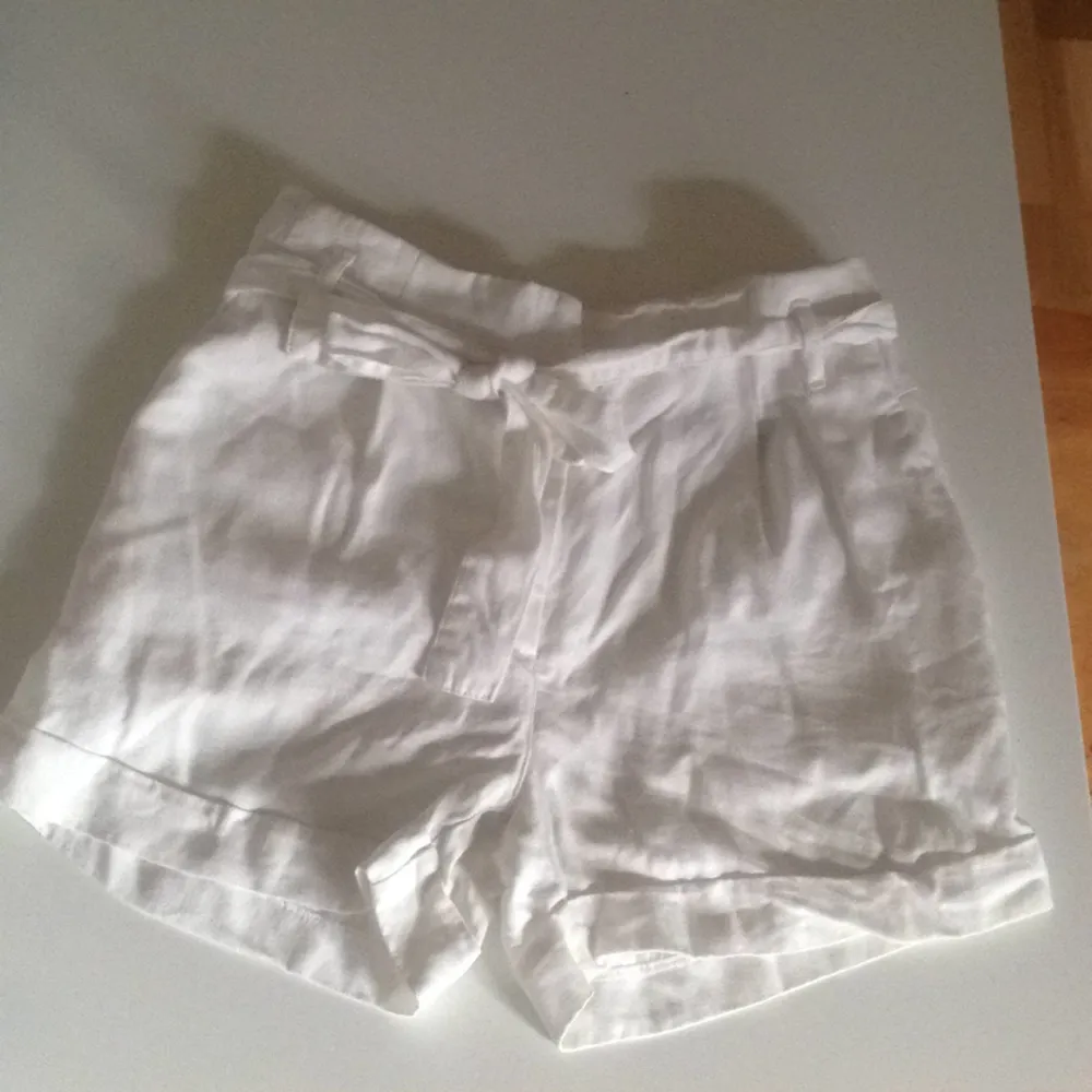 Vita linne-shorts från h&ms conscious collection. Hög midja med rosett. . Shorts.