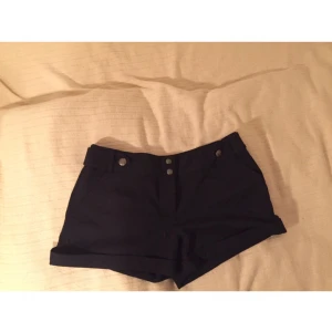  - Jättefina shorts med snygga knappar! Använda typ 1 gång och säljes då de är för stora för mig. Perfekta nu till sommaren! Kan mötas upp i Stockholm eller Uppsala samt posta mot frakt :)
