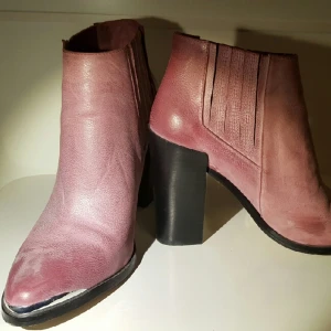  - Antikrosa botiljoner av leder i toppen skick. Använd bara ett par gånger. Ingen fel på dem. Kan inte använda själv efter har skadat foten. 
Kan träffas i Stockholm/Strängnäs.  Har Swish. Kan skicka, då tillkommer fraktkostnad.  