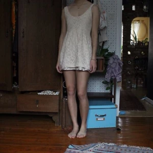  - Urfin kortkort klänning i spets. Storlek 36. Hittar inga skråmor, så skicket är utmärkt. Har en dragkedja i ryggen, men går att använda på båda håll, vilket gör klänningen mer varierad!