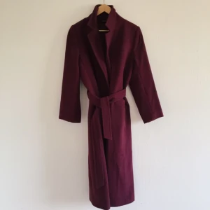  - Beautiful wine red/purple coat. Fits a small 42 tight but looks great on any body type! Perfect for spring, fall and winter! 🌹