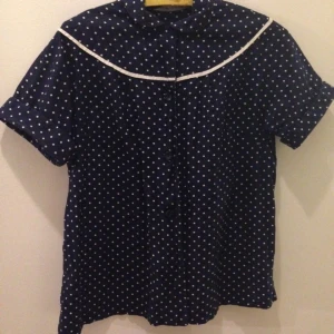  - Vintageblus med rund krage. Mörkblå.

Går bra att mötas upp i Stockholm, eller så kan jag skicka, men då betalar ni frakten. 
Swish, cash eller överföring går bra.