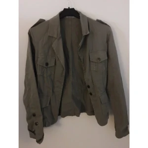  - Figursydd jacka i militärgrön färg. Som ny. 
