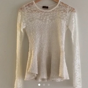  - Så fin blus! Fått massor av komplimanger när jag haft denna :) superfint skick! Säljer denna finis då den tyvärr inte kommer till användning längre (barnkladd och mammalivet gillar inte vitt 😂)