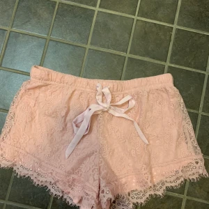 Rosa spets shorts - M - Rosa pyjamasshorts i storlek M säljes då de är för stora för mig! Vanligt typ under spetsen (se bild 3). 50kr + frakt.