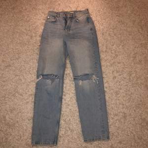 Nya 90s high Waits jeans från Gina tricot. Helt nya. Säljer dem pga för stor storlek. Jensen är bara prövade och inte använda! Det är storlek 34 och dem är skit snygga!!❤️❤️ frakt pratar vi privat✨✨