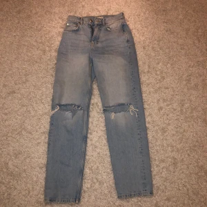 Nya 90s high Waits jeans - Nya 90s high Waits jeans från Gina tricot. Helt nya. Säljer dem pga för stor storlek. Jensen är bara prövade och inte använda! Det är storlek 34 och dem är skit snygga!!❤️❤️ frakt pratar vi privat✨✨