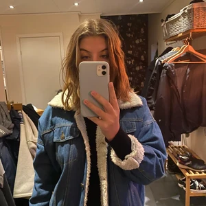 Jensjacka med teddyfoder - Superfin jeansjacka med teddyfoder köpt på second hand! Köpt för: 500kr! Finns en defekt vid ena knapphålet men inget man tänker på. Är vanligtvis S och 165cm lång.