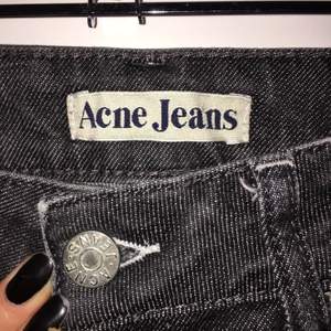 Snygga mörkgråa jeans från Acne stl w28 L32, bud i kommentarerna från 300kr💕 kan mötas upp i östersund annars betalar köparen frakt