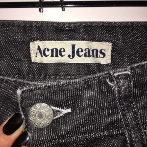 Acne jeans - Snygga mörkgråa jeans från Acne stl w28 L32, bud i kommentarerna från 300kr💕 kan mötas upp i östersund annars betalar köparen frakt