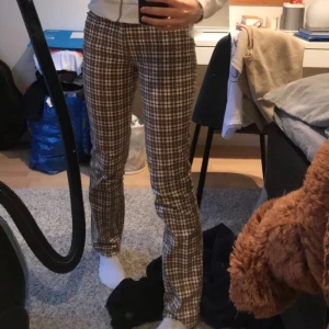 Rutiga byxor - Säljer dessa fina rutiga byxor som är såå sköna! Köpta second hand, endast använda 1 gång🙏🏻Strl 34 men stretchiga så passar nog fler! Jag är 170☺️Ganska fult uppsprättade där nere, därav priset (dock inget man tänker på). Skriv vid intresse eller frågor, skickar gärna fler bilder💋