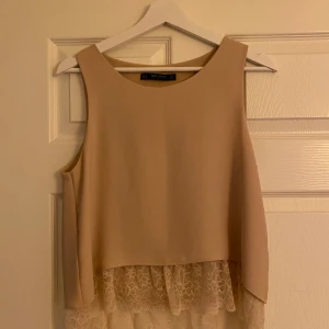 Zara blus  - Beige/rosa blus från zara. Använd 1 gång. Fraktkostnad tillkommer  