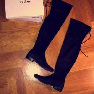  - Overknee stövlar från Nelly. Använda endast 2-3 ggr. 